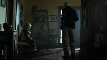 UGG Scuffette II UGG Scuffette II portée par Maggie Murdaugh (Patricia Arquette) telle qu’on la voit dans Murdaugh : Mort dans la famille (S01E02)