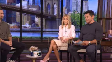 Numi La blusa Simone usada por Kelly Ripa como se ve en LIVE with Kelly and Mark el 15 de octubre de 2025