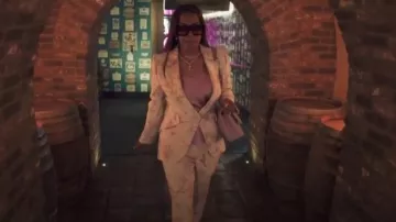 Alexander McQueen Veste blazer en jacquard fleur de cerisier portée par Mary Cosby comme on le voit dans The Real Housewives of Salt Lake City (S06E05)