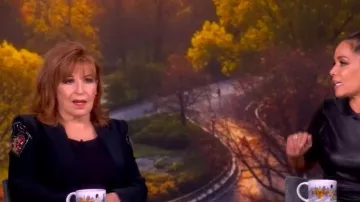 Blazer Alexander McQueen en forme de cœur perlé et brodé porté par Joy Behar, comme on le voit dans The View le 15 octobre 2025