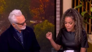 Mini vestido de cuero Rabanne con broche lateral usado por Sunny Hostin como se ve en The View el 15 de octubre de 2025