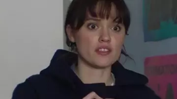 Film Club S01 Aimee Lou Abrigo de madera usado por Evie (Aimee Lou Wood) en Film Club (S01)