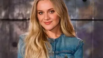 Chaqueta sin cuello de mezclilla Kelsea Ballerini usada por Self - Coach (Kelsea Ballerini) como se ve en The Voice (T28)