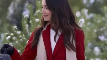 Le 12 jour de Noël Jennifer Holloway Manteau rouge porté par Jennifer Holloway (Mallory Jansen) comme on le voit dans Le 12 jour de Noël