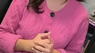 The Today Show Savannah Sellers Cárdigan de punto de cable rosa