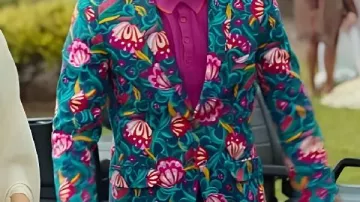 Costume floral multicolore porté par Nicholas (Joel Kim Booster) dans Loot