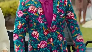 Costume floral multicolore porté par Nicholas (Joel Kim Booster) dans Loot