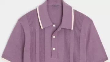 Haut de polo lilas de Calvin Butler (Cédric l’artiste) dans le quartier (S08E01)