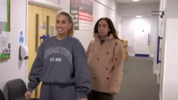 Olive et Frank Pink Heart brodé Borg Fleece porté par Leighton Solomon comme on le voit dans Stacey & Joe (S02E03)