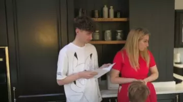 Asos Design T-shirt unisexe oversize porté par Rex Solomon-Swash comme on le voit dans Stacey & Joe (S02E03)