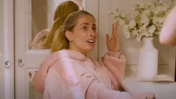 Couverture à capuche Sherpa OHS Extra Long portée par Stacey Solomon comme on le voit dans Stacey & Joe (S02E03)