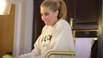 Sweat-shirt oversize blanc à slogan doux au toucher porté par Stacey Solomon comme on le voit dans Stacey & Joe (S02E03)