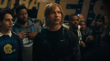 Nike Therma Fit Repel Run Division Miler Chaqueta de running usada por Chad Powers (Glen Powell) como se ve en Chad Powers (S01E04)