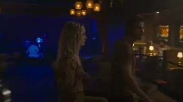 Haut de Peuple Libre Soleil Lune Et Étoiles porté par Cleo Montague (Bella Heathcote) comme on le voit dans Tulsa King (S03E04)