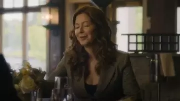 Veronica Beard Aaliyah Veste pied-de-poule portée par Margaret Devereaux (Dana Delany) comme on le voit dans Tulsa King (S03E04)