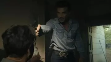 Drapeau et hymne Mena Vintage Shirt porté par Bill Bevilaqua (Frank Grillo) comme on le voit dans Tulsa King (S03E04)