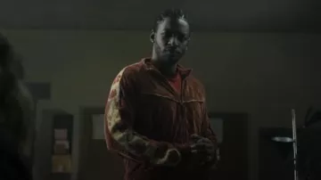 Chaqueta PRPS Deer Valley usada por Tyson Mitchell (Jay Will) como se ve en Tulsa King (S03E04)