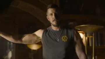 Mythic Press Reconnaissant pour le débardeur de Tulsa porté par Cole Dunmire (Beau Knapp) comme on le voit dans Tulsa King (S03E04)