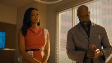 Donna Karan New York Cap Sleeve Colorblock Sheath Midi Dress portée par le Dr Mary Morstan (Rochelle Aytes) comme on le voit dans Watson (S02E01)