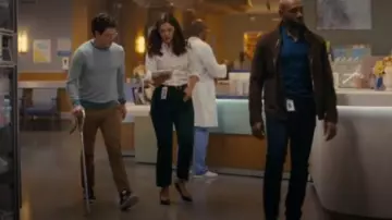 Pantalon High Sport Geo Charlie porté par le Dr Sasha Lubbock (Inga Schlingmann) comme on le voit dans Watson (S02E01)