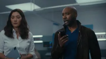 Veste zippée en daim Veste zippée en daim portée par le Dr John Watson (Morris Chestnut) comme on le voit dans Watson (S02E01)