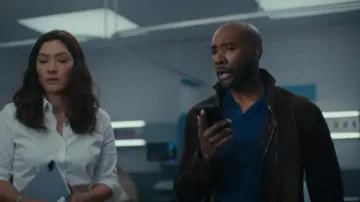 Veste zippée en daim Veste zippée en daim portée par le Dr John Watson (Morris Chestnut) comme on le voit dans Watson (S02E01)