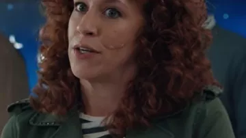 Kathy Griffin Elsbeth S03 Chaqueta de botones verde como se ve en Elsbeth (S03E01)