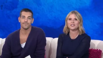 Cárdigan de mezcla de mohair Needles usado por Matt Rogers como se ve en Today with Jenna & Friends el 15 de octubre de 2025