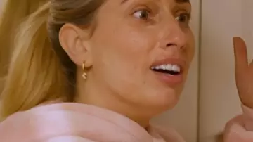 Stacey Solomon Stacey And Joe S02 Pink Velour Snuggie porté par Self (Stacey Solomon) comme on le voit dans Stacey & Joe (S02E03)