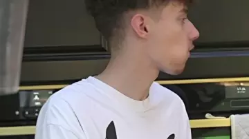 Pokemon Pikachu Stacey And Joe S02 Graphics T-Shirt comme on le voit dans Stacey & Joe (S02E03)