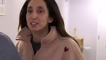 Stacey And Joe S02 Jersey rosa bordado en corazón usado por Self (Stacey Solomon) como se ve en Stacey & Joe (S02E03)