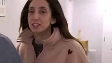 Stacey And Joe S02 Coeur Brodé Pull Rose porté par Self (Stacey Solomon) comme on le voit dans Stacey & Joe (S02E03)