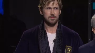 Chaqueta del club de cinco tiempos de Ryan Gosling de Saturday Night Live como se ve en Saturday Night Live (S50)