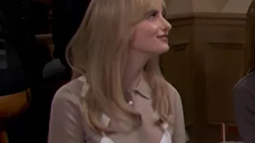 SNL S51 Sarah Sherman Beige Argyle Polo Sweater porté par Self - Divers personnages (Sarah Sherman) comme on le voit dans Saturday Night Live