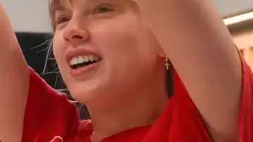 The Eras Tour the Final Show KCC Vintage Tee usada por Self (Taylor Swift) como se ve en Taylor Swift | Tour de las Eras | El espectáculo final