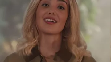 SNL S51 Chloe Fineman Chaqueta marrón usada por Chloe Fineman como se ve en Saturday Night Live