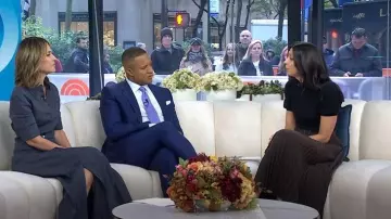 Alice + Olivia Chase Suéter con mangas abullonadas y cuello con volantes usado por Natalie Azar como se ve en Today el 16 de octubre de 2025