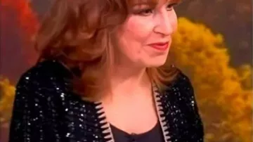 Cárdigan de tweed metálico negro The View usado por (Joy Behar) como se ve en The View