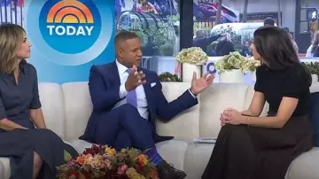 Falda midi plisada Reiss Ava usada por Natalie Azar como se ve en Today el 16 de octubre de 2025