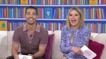 Polo de suéter de seda y algodón Todd Snyder usado por Matt Rogers como se ve en Today with Jenna & Friends el 16 de octubre de 2025