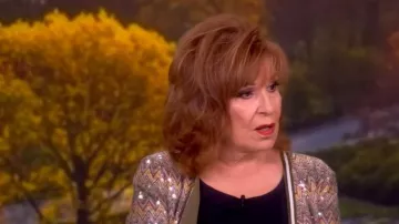 Cárdigan de lentejuelas Chevron Kiki de Ramy Brook usado por Joy Behar como se ve en The View el 16 de octubre de 2025