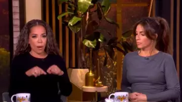 Vestido midi de manga larga Veronica Beard Theodora usado por Alyssa Farah Griffin como se ve en The View el 16 de octubre de 2025