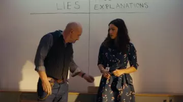Akris Punto Drop-Dots Popeline de coton Robe chemise cache-cœur portée par le Dr Sasha Lubbock (Inga Schlingmann) comme on le voit dans Watson (S02E01)