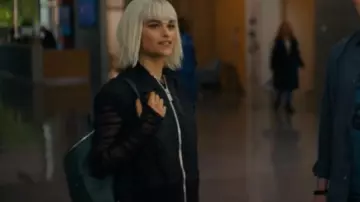 Helmut Lang Spaced Sheer Top porté par le Dr Ingrid Derian (Eve Harlow) comme on le voit dans Watson (S02E01)