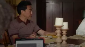 Layer marin Liam Polo en Bourgogne et Naturel porté par Howard 'Chimney' Han (Kenneth Choi) comme on le voit dans 9-1-1 (S09E02)