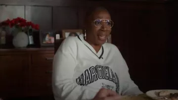 MM6 Maison Margiela Logo Knit V Neck Jumper porté par Henrietta Wilson (Aisha Hinds) comme on le voit dans 9-1-1 (S09E02)