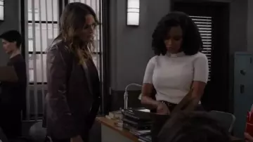 Blazer en cuir végétalien Generation Love Milan porté par Olivia Benson (Mariska Hargitay) comme on le voit dans Law & Order : Special Victims Unit (S27E03)