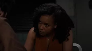 Top sin mangas de seda elástica Mila de Kobi Halperin usado por Renee Curry (Aimé Donna Kelly) como se ve en Law & Order: Special Victims Unit (S27E03)