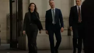 Theory Tie Neck Blouse porté par ADA Jones (Norma Kuhling) comme on le voit dans Law & Order : Special Victims Unit (S27E04)