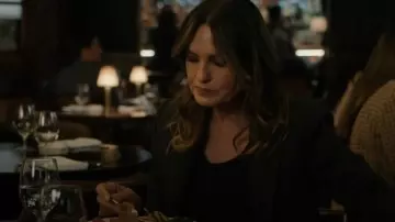 Rag & Bone Black Le T-shirt à manches longues en tricot porté par Olivia Benson (Mariska Hargitay) tel qu’on le voit dans Law & Order : Special Victims Unit (S27E04)